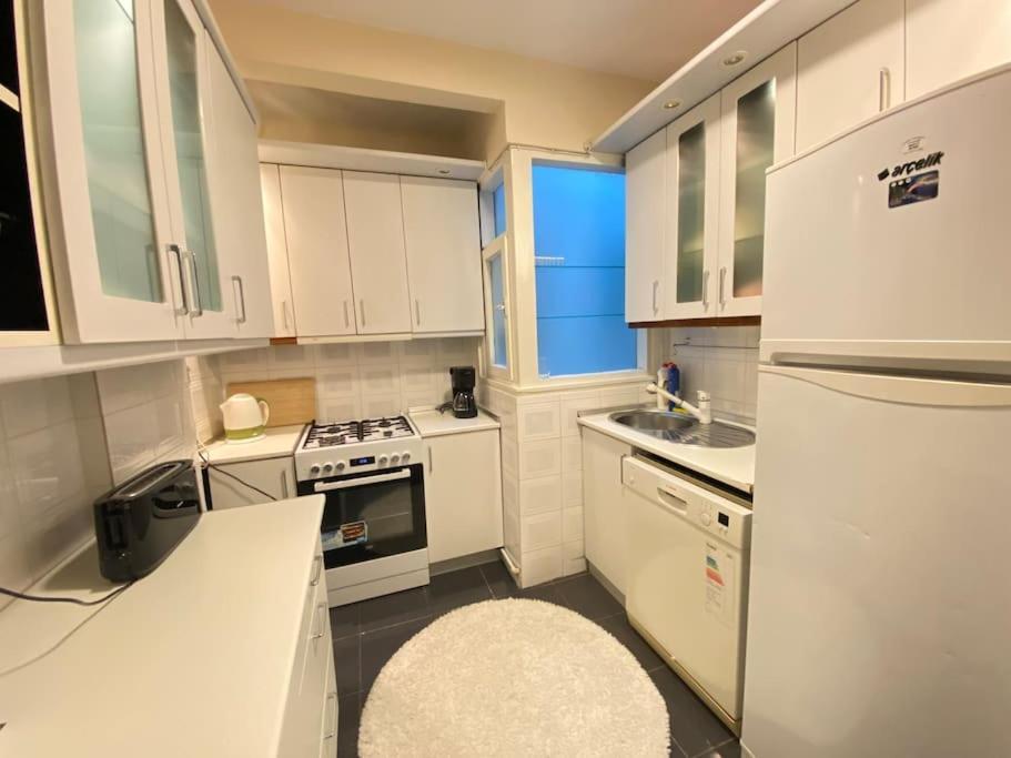 Апартаменты Comfy - Spacious Flat On The Kadikoey Seaside Стамбул Экстерьер фото