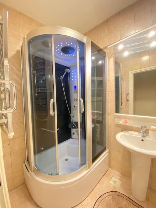 Апартаменты Comfy - Spacious Flat On The Kadikoey Seaside Стамбул Экстерьер фото